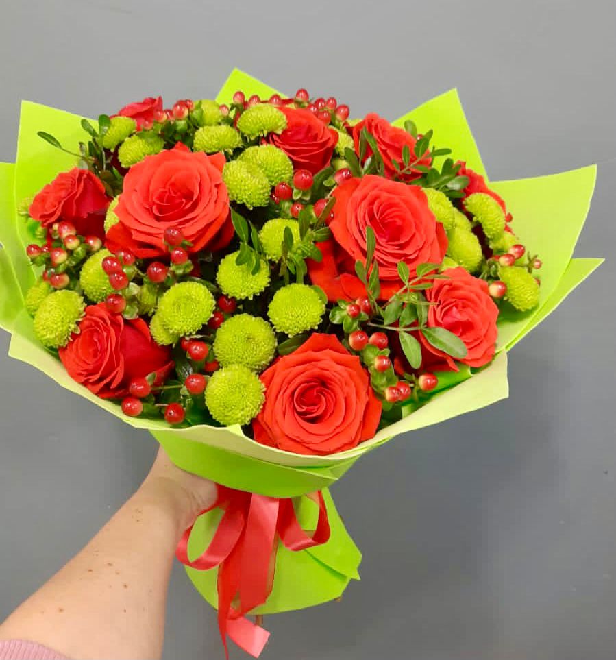 Букет цветов из: Хризантемы и Розы в Красный Октябрь
