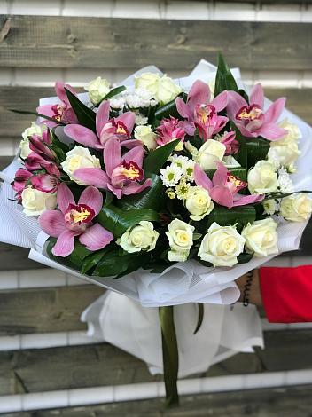 Букет цветов из: Розы и Хризантемы в Красный Октябрь