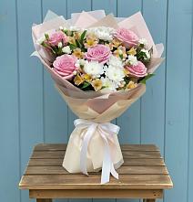 Букет цветов из:  Гвоздики, Орхидеи и Розы в Красный Октябрь