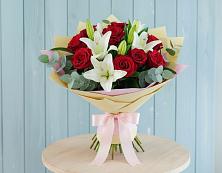 Букет цветов из:  Лилии и Розы #REPLACE_PRED# Красный Октябрь