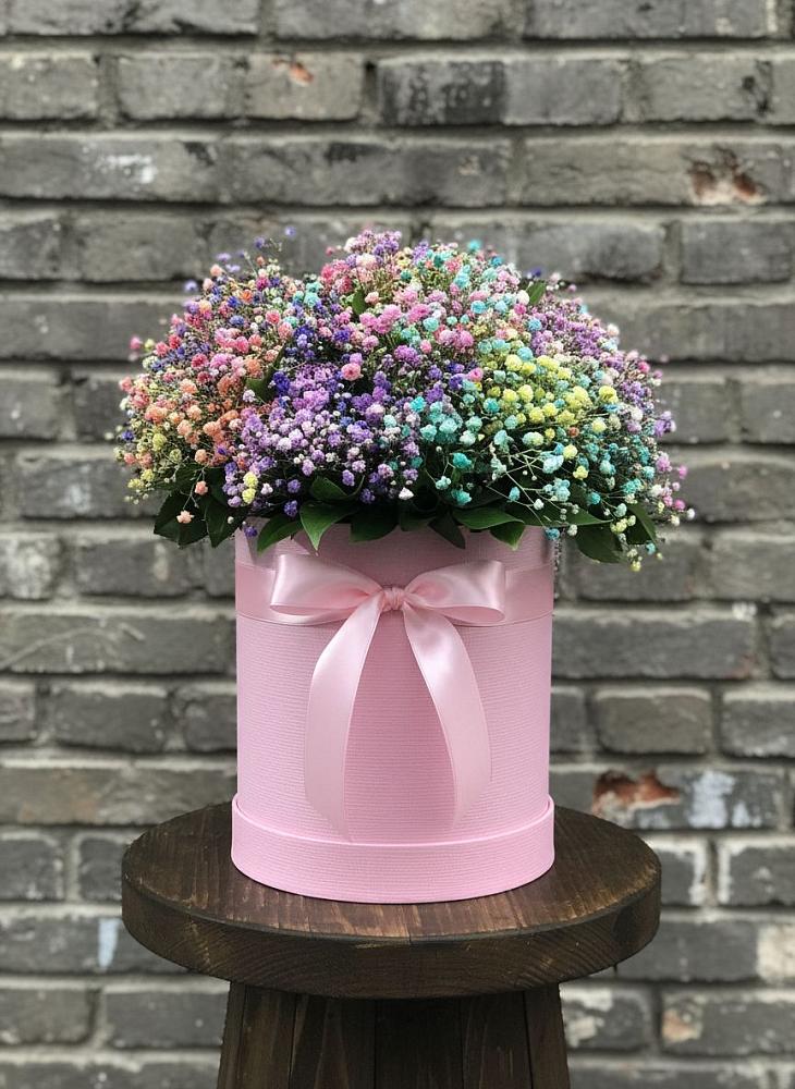 Цветочная композиция из Гипсофила и Розы в шляпной коробке в Красный Октябрь