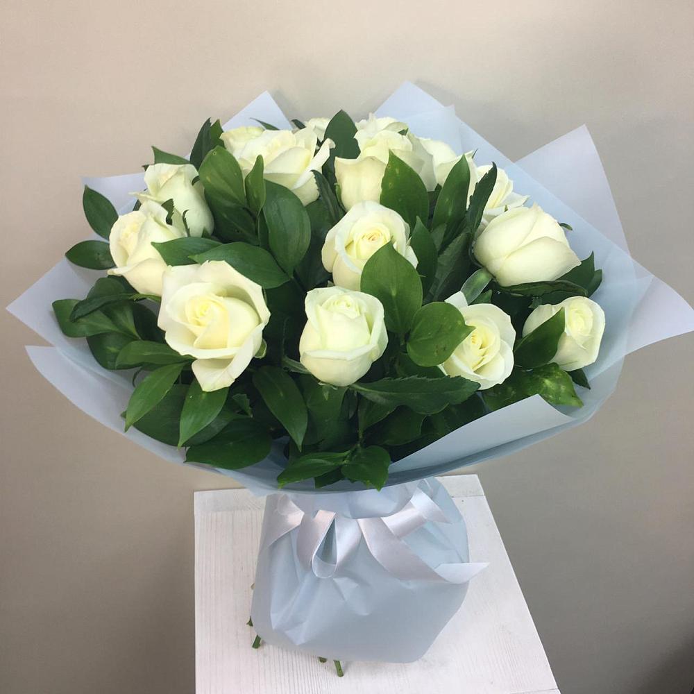 Букет 15 Белых роз Проуд в Красный Октябрь