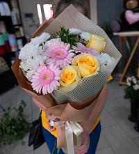Букет цветов из:  Герберы, Розы и Хризантемы в Красный Октябрь