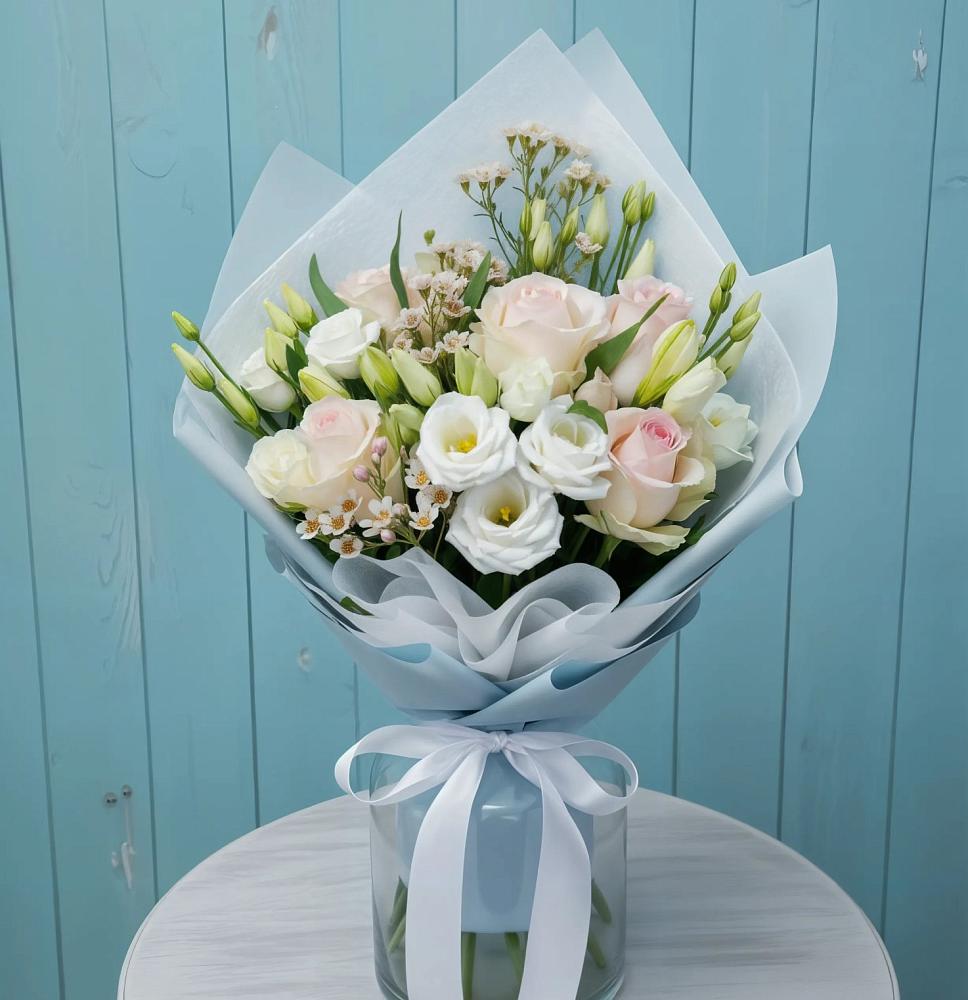 Букет цветов из: Розы и Лизиантусы в Красный Октябрь