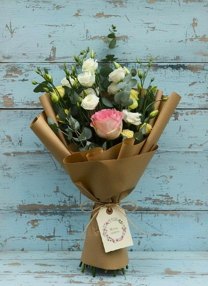 Букет цветов из: Розы и Лизиантусы в Красный Октябрь