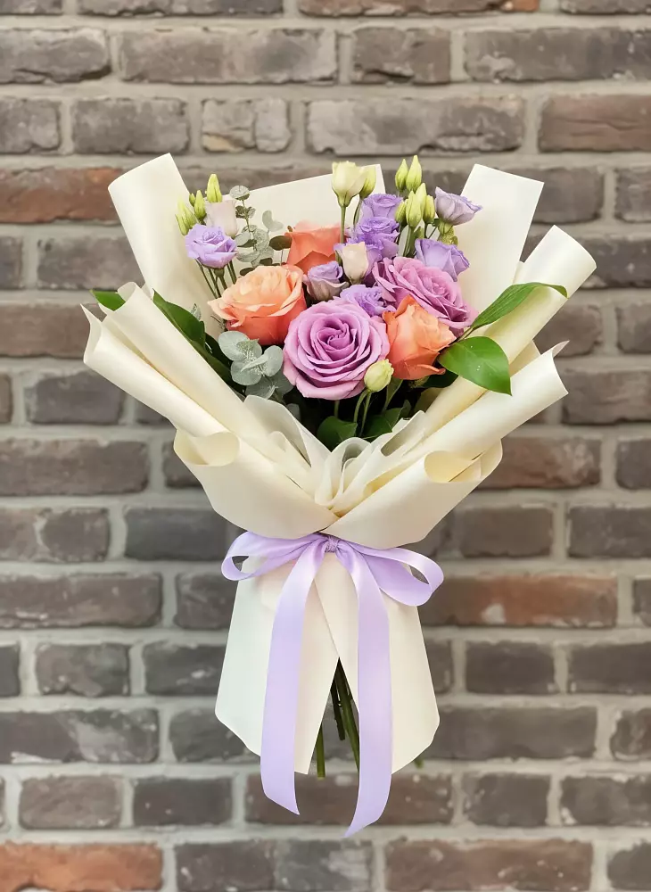 Букет цветов из: Лизиантусы и Розы в Красный Октябрь