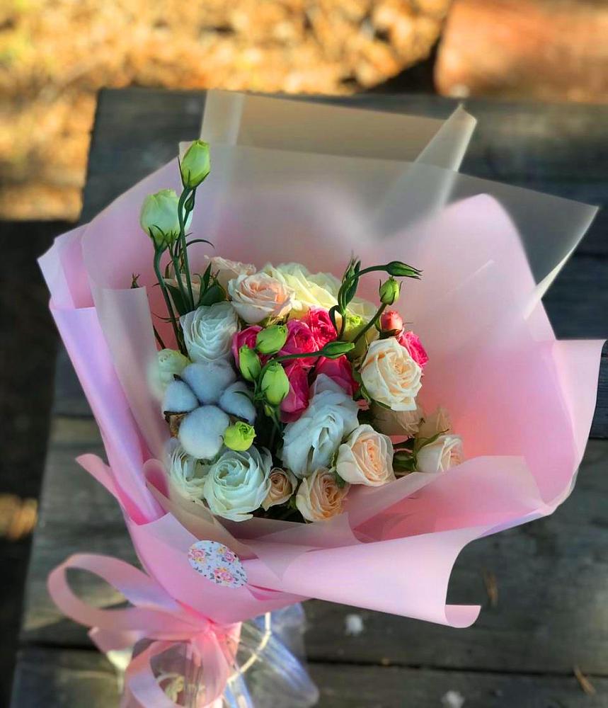 Букет цветов из: Розы и Лизиантусы в Красный Октябрь