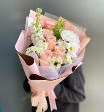 Букет цветов из:  Хризантемы и Розы в Красный Октябрь