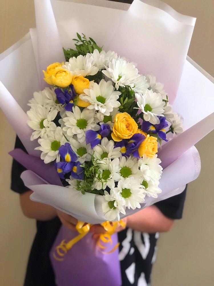 Букет цветов из: Ирисы, Хризантемы и Розы в Красный Октябрь