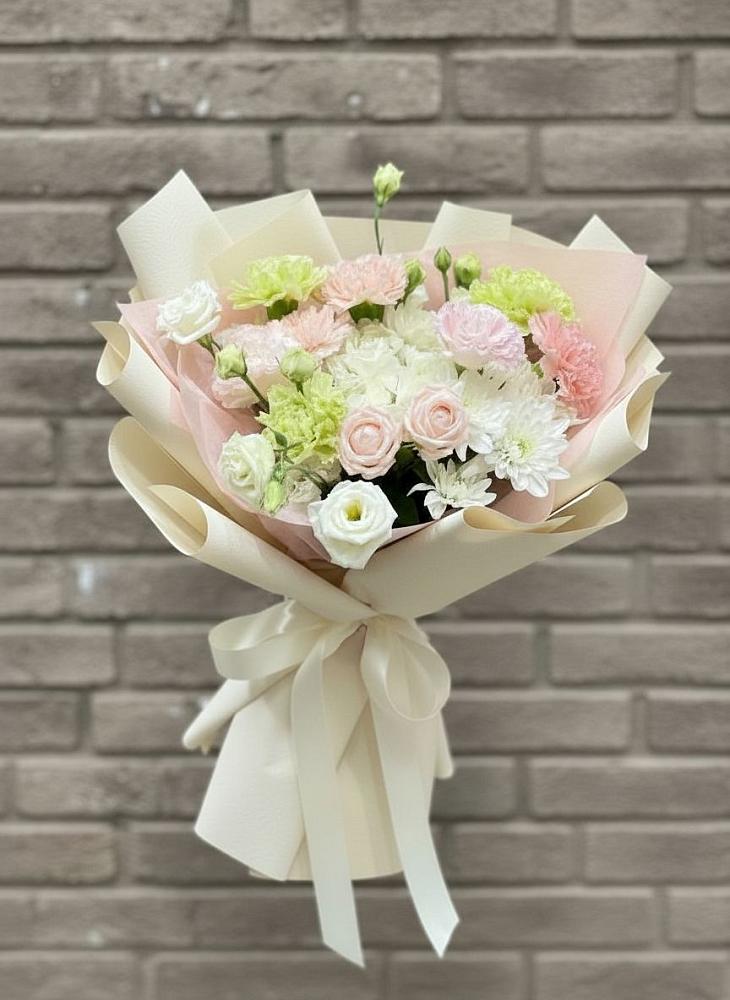 Букет цветов из: Гвоздики, Розы, Лизиантусы и Хризантемы в Красный Октябрь