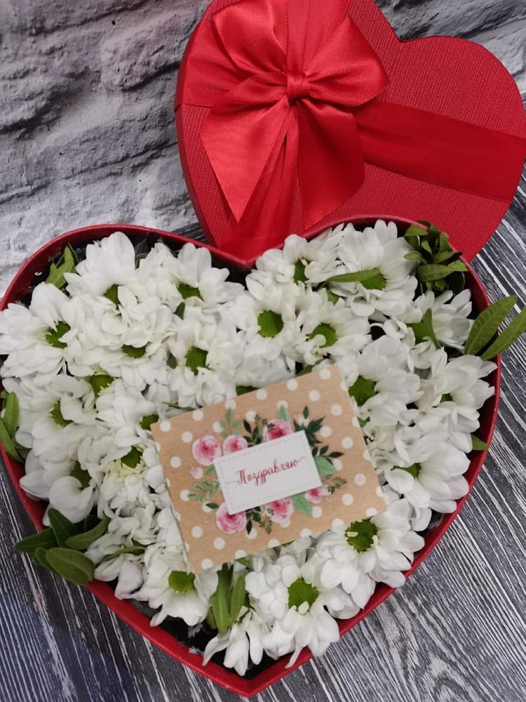 Цветочная композиция из Хризантемы в виде сердца в Красный Октябрь