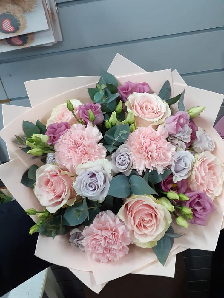 Букет цветов из: Розы, Гвоздики и Лизиантусы в Красный Октябрь