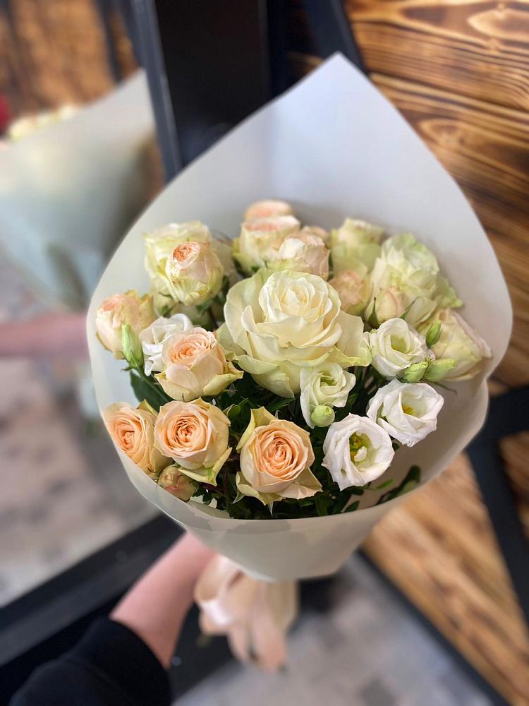 Букет цветов из: Розы и Лизиантусы в Красный Октябрь