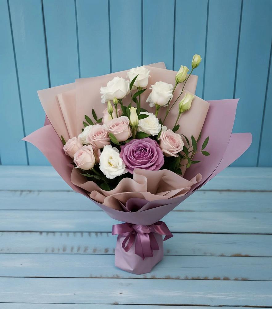 Букет цветов из: Розы и Лизиантусы в Красный Октябрь