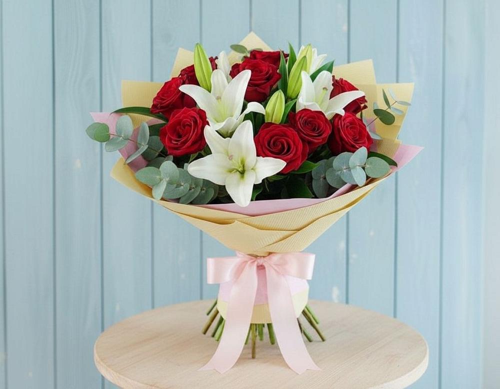 Букет цветов из: Лилии и Розы в Красный Октябрь
